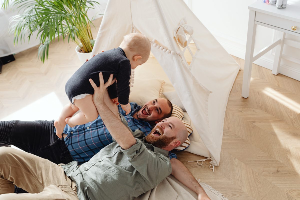 Parentalité LGBTQI+ : les entreprises avancent en ordre dispersé