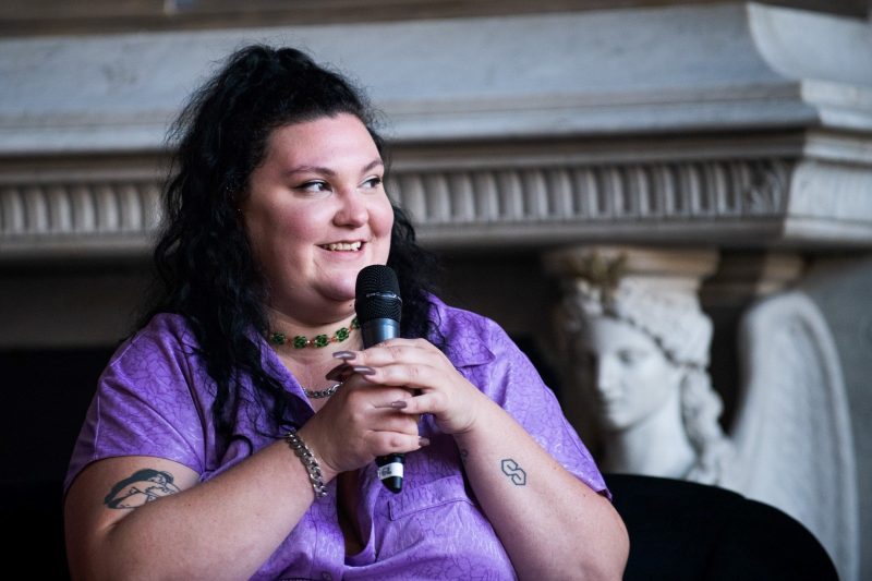 Face à la grossophobie, l’humour trash de Marie de Brauer